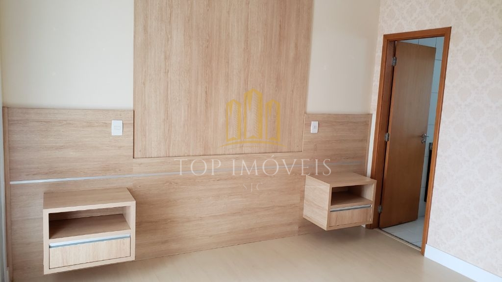 Apartamento com três dormitórios, uma suite e sacada. 108m², duas vagas.