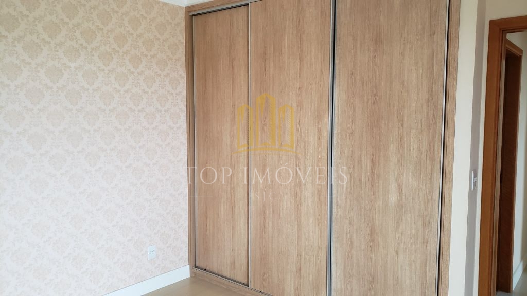 Apartamento com três dormitórios, uma suite e sacada. 108m², duas vagas.