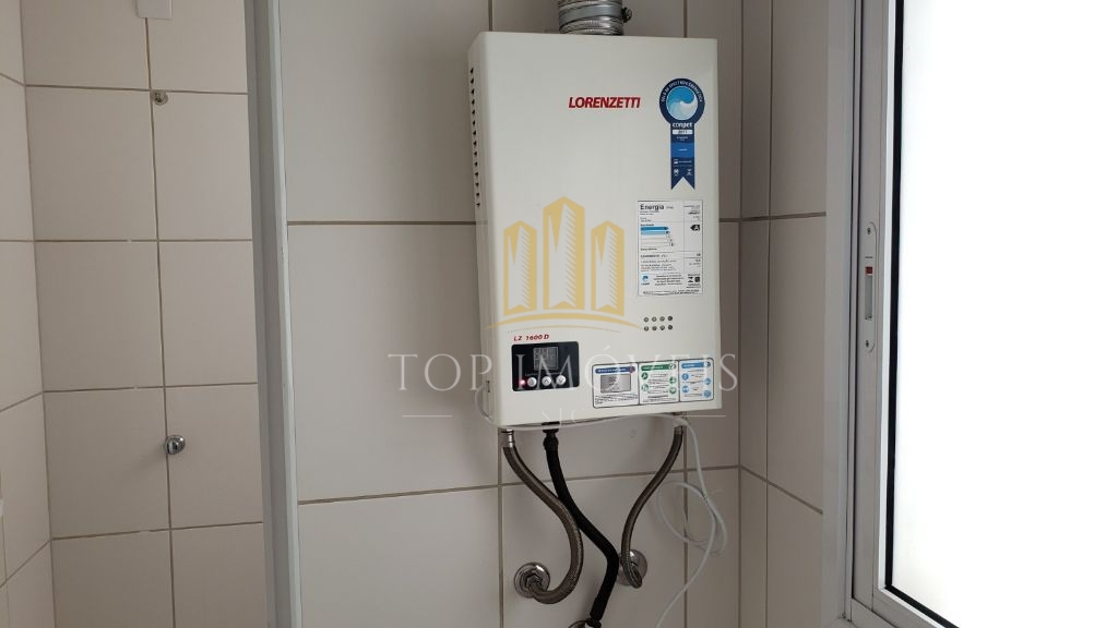 Apartamento com três dormitórios, uma suite e sacada. 108m², duas vagas.