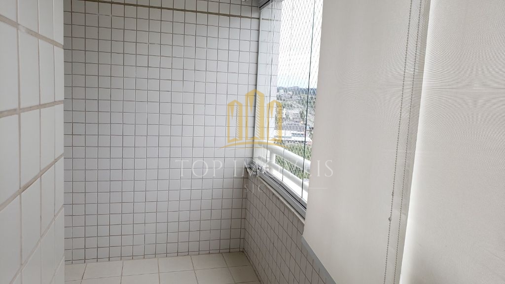 Apartamento com três dormitórios, uma suite e sacada. 108m², duas vagas.