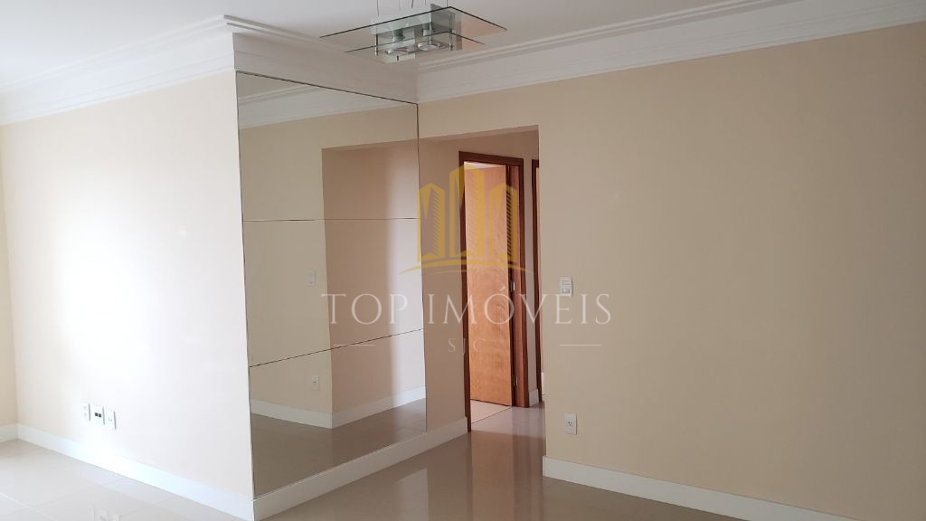 Apartamento com três dormitórios, uma suite e sacada. 108m², duas vagas.