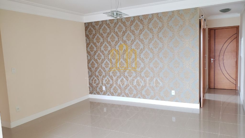 Apartamento com três dormitórios, uma suite e sacada. 108m², duas vagas.