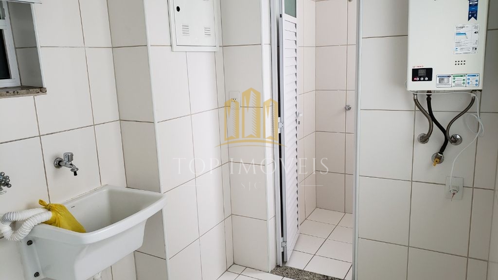 Apartamento com três dormitórios, uma suite e sacada. 108m², duas vagas.