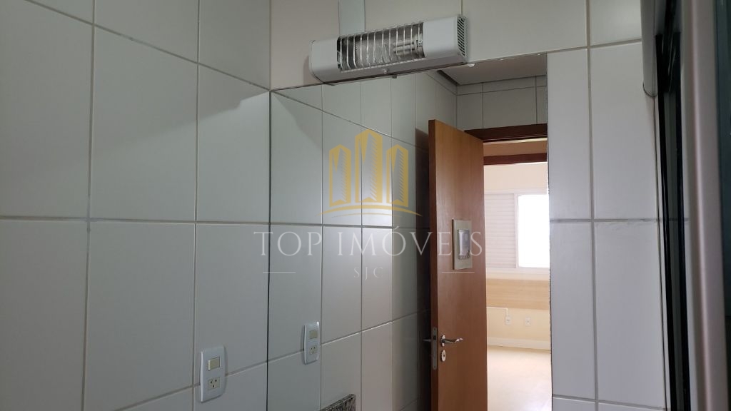 Apartamento com três dormitórios, uma suite e sacada. 108m², duas vagas.