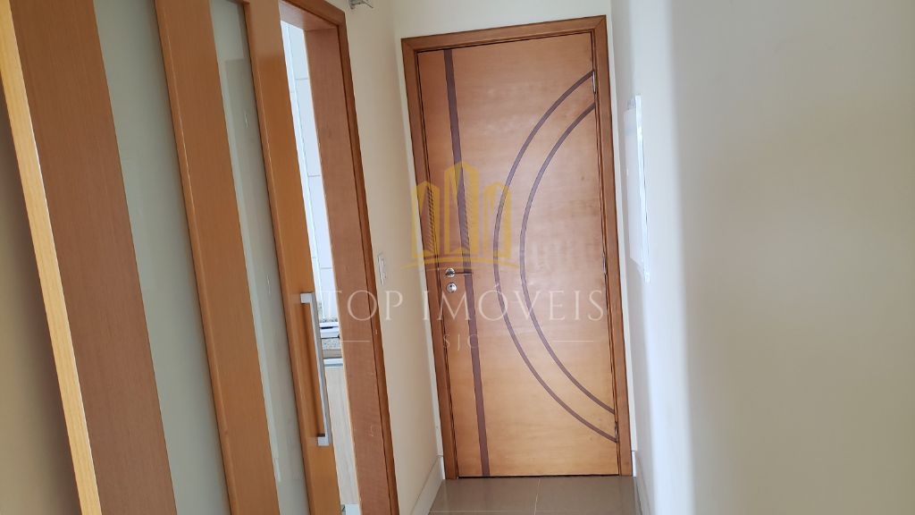 Apartamento com três dormitórios, uma suite e sacada. 108m², duas vagas.