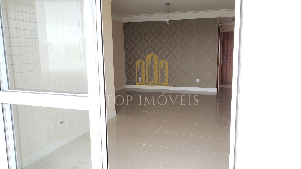 Apartamento com três dormitórios, uma suite e sacada. 108m², duas vagas.
