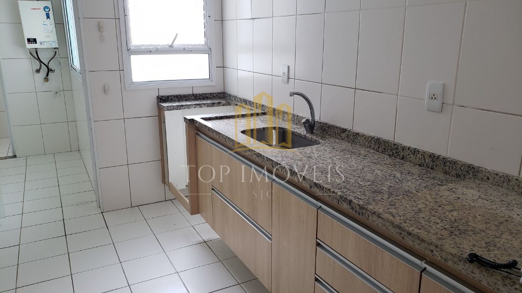 Apartamento com três dormitórios, uma suite e sacada. 108m², duas vagas.