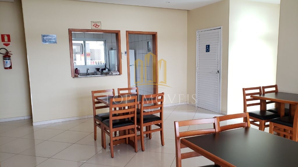 Apartamento com três dormitórios, uma suite e sacada. 108m², duas vagas.