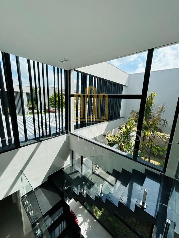Sobrado de luxo com 4 dormitórios, 3 suítes e 1 dormitório no térreo! Paratehy Norte