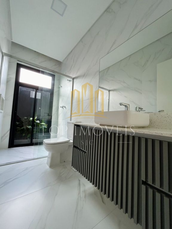 Sobrado de luxo com 4 dormitórios, 3 suítes e 1 dormitório no térreo! Paratehy Norte