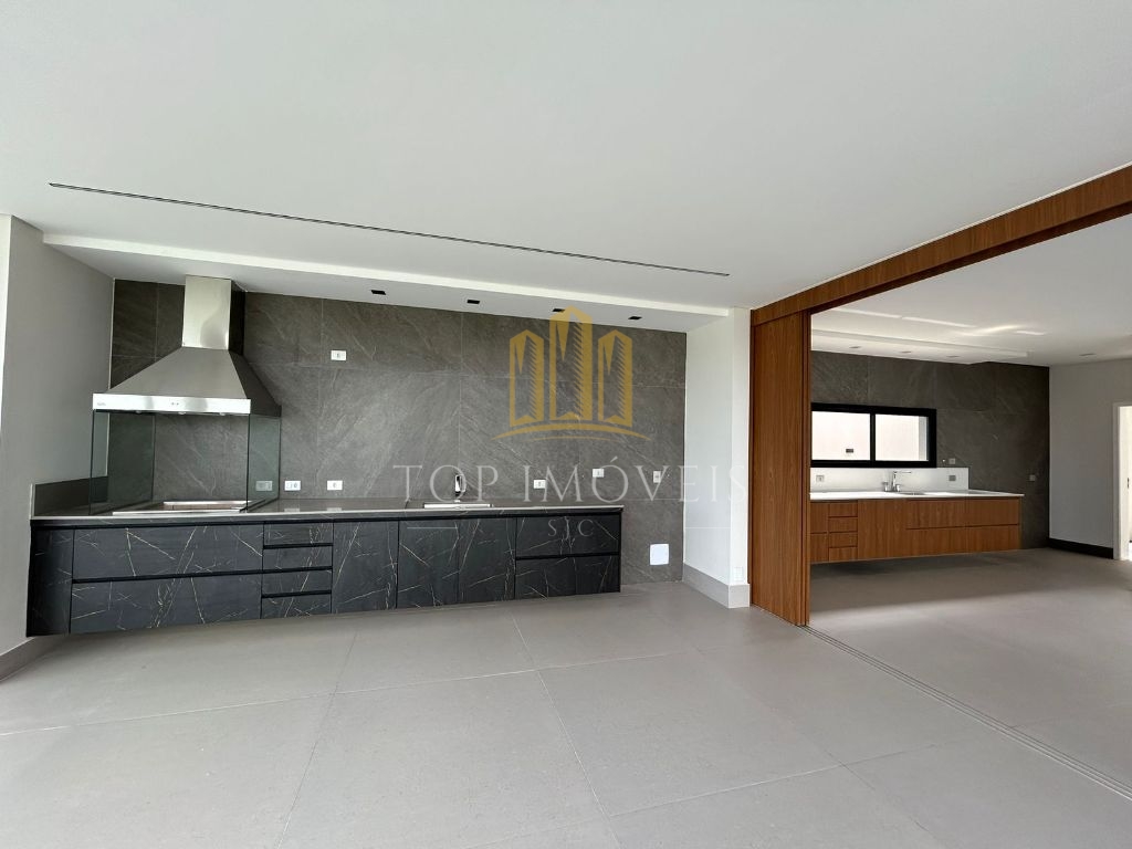 Casa térrea, quatro suítes, closet, quatro vagas cobertas, piscina e espaço gourmet.