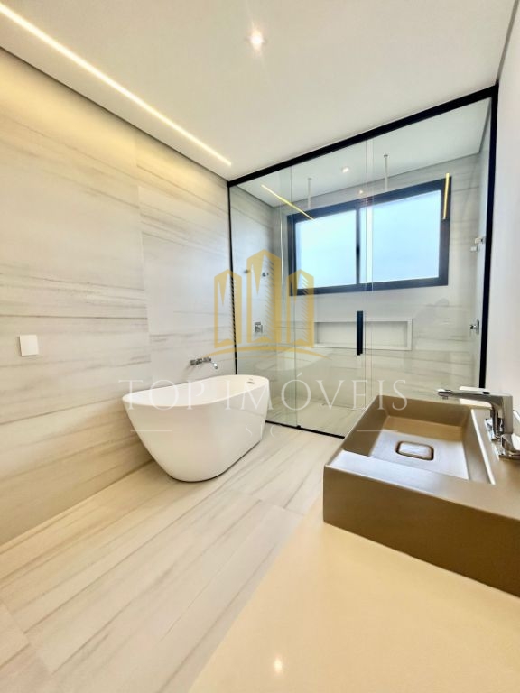 Casa térrea, quatro suítes, closet, quatro vagas cobertas, piscina e espaço gourmet.