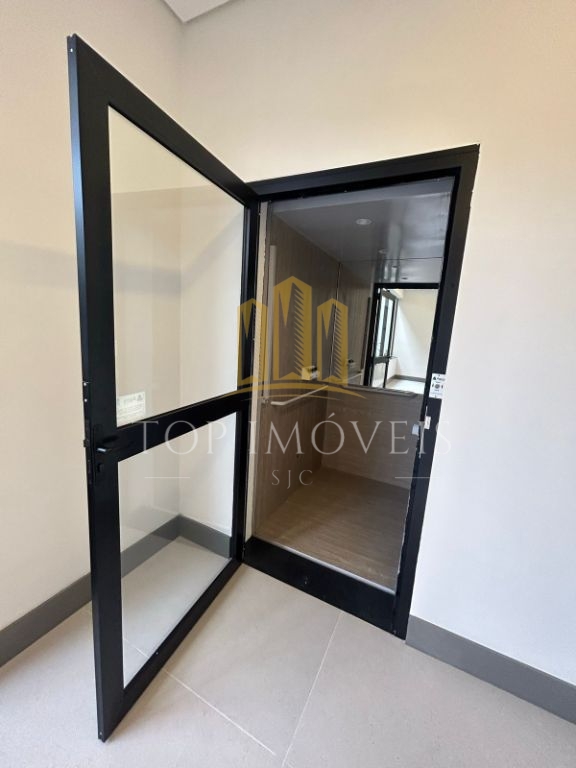 Casa térrea, quatro suítes, closet, quatro vagas cobertas, piscina e espaço gourmet.