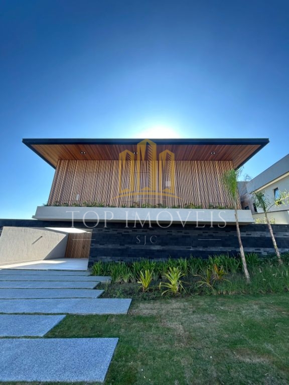 Casa térrea, quatro suítes, closet, quatro vagas cobertas, piscina e espaço gourmet.