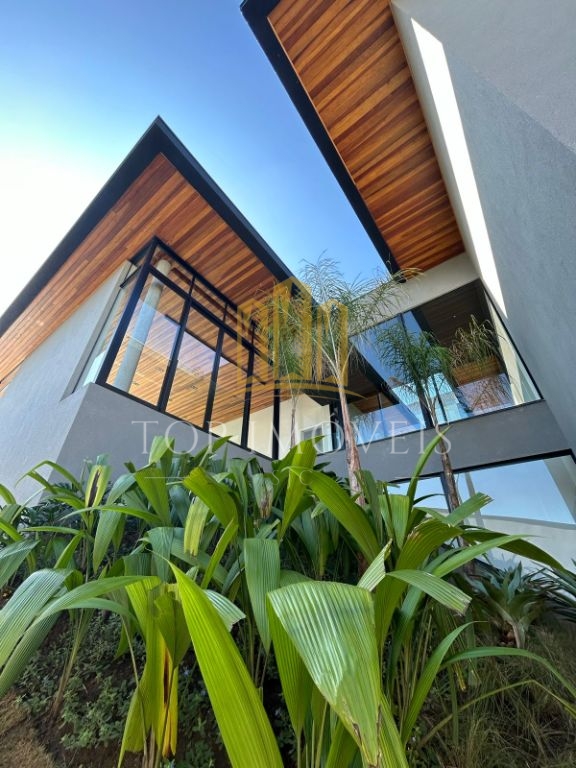 Casa térrea, quatro suítes, closet, quatro vagas cobertas, piscina e espaço gourmet.