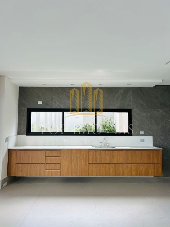 Casa térrea, quatro suítes, closet, quatro vagas cobertas, piscina e espaço gourmet.
