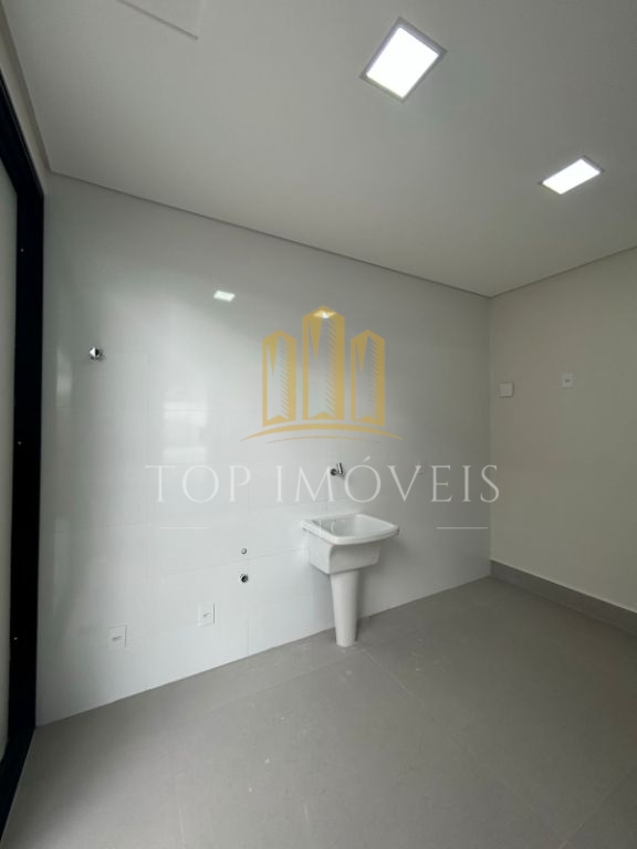 Casa térrea, quatro suítes, closet, quatro vagas cobertas, piscina e espaço gourmet.