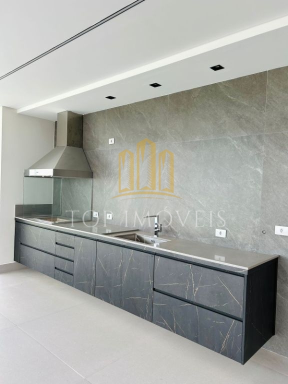 Casa térrea, quatro suítes, closet, quatro vagas cobertas, piscina e espaço gourmet.