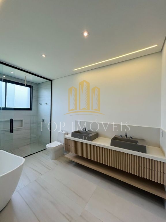 Casa térrea, quatro suítes, closet, quatro vagas cobertas, piscina e espaço gourmet.