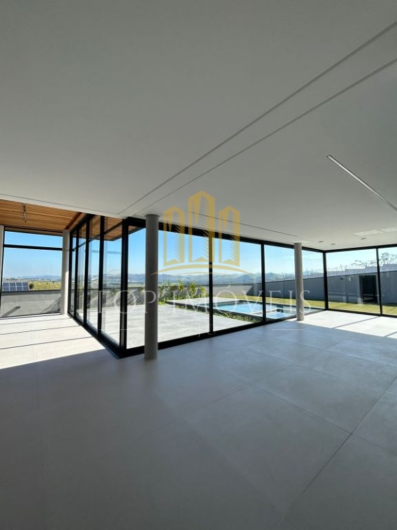 Casa térrea, quatro suítes, closet, quatro vagas cobertas, piscina e espaço gourmet.