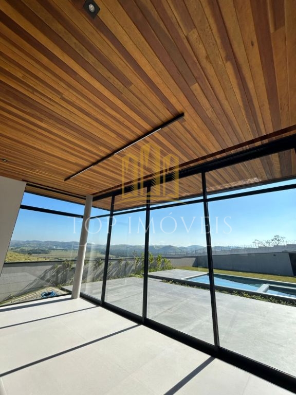 Casa térrea, quatro suítes, closet, quatro vagas cobertas, piscina e espaço gourmet.