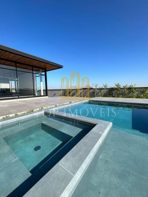 Casa térrea, quatro suítes, closet, quatro vagas cobertas, piscina e espaço gourmet.
