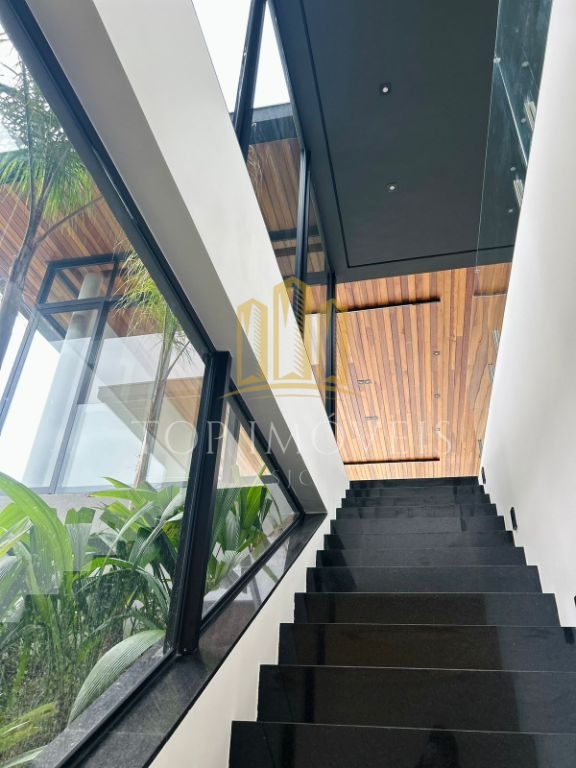 Casa térrea, quatro suítes, closet, quatro vagas cobertas, piscina e espaço gourmet.