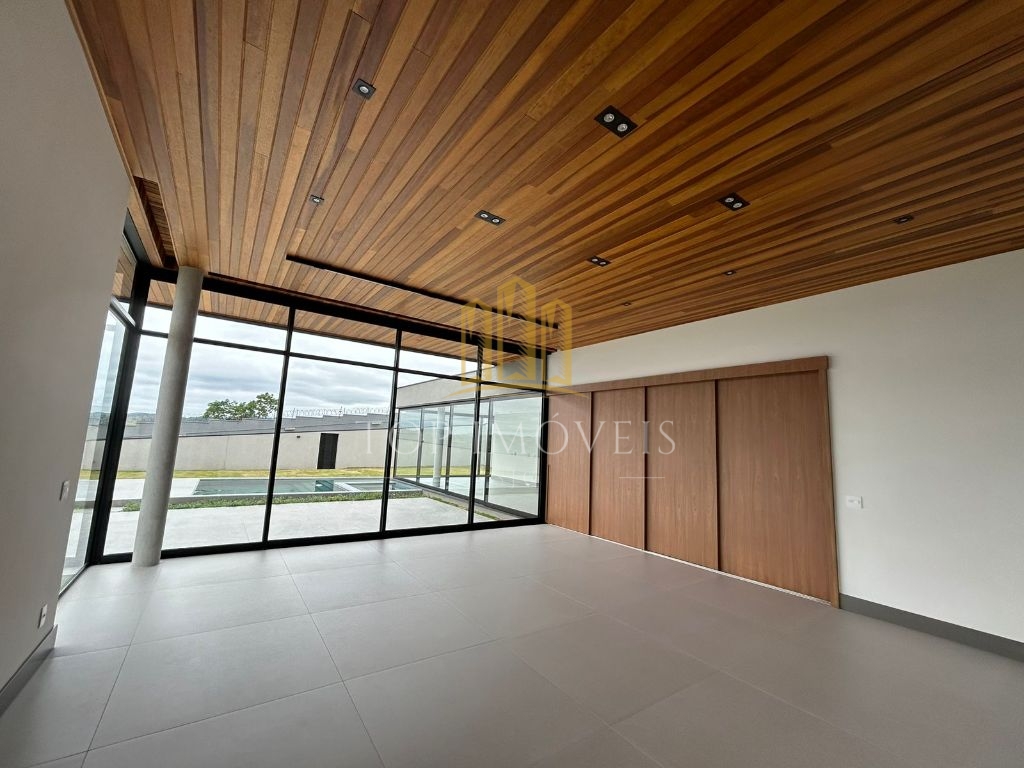 Casa térrea, quatro suítes, closet, quatro vagas cobertas, piscina e espaço gourmet.