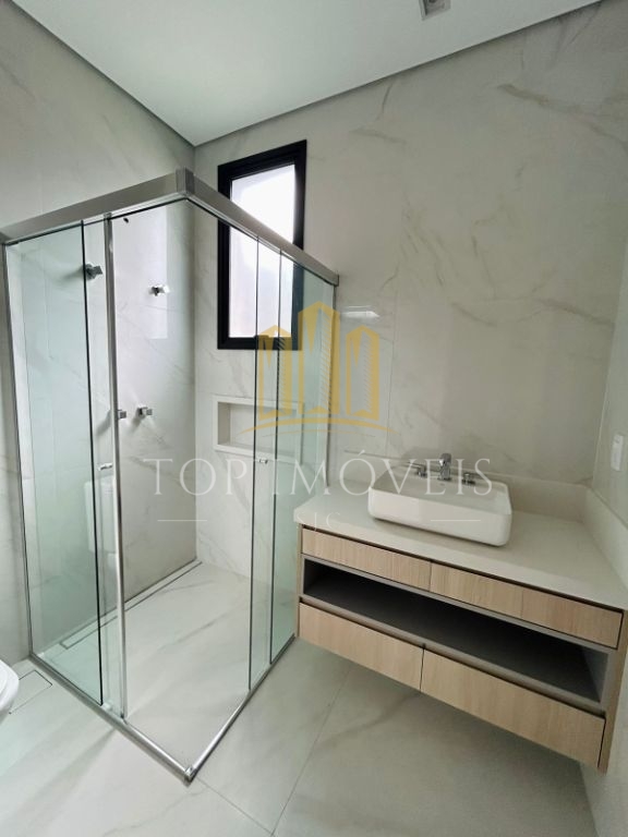 Casa térrea, quatro suítes, closet, quatro vagas cobertas, piscina e espaço gourmet.