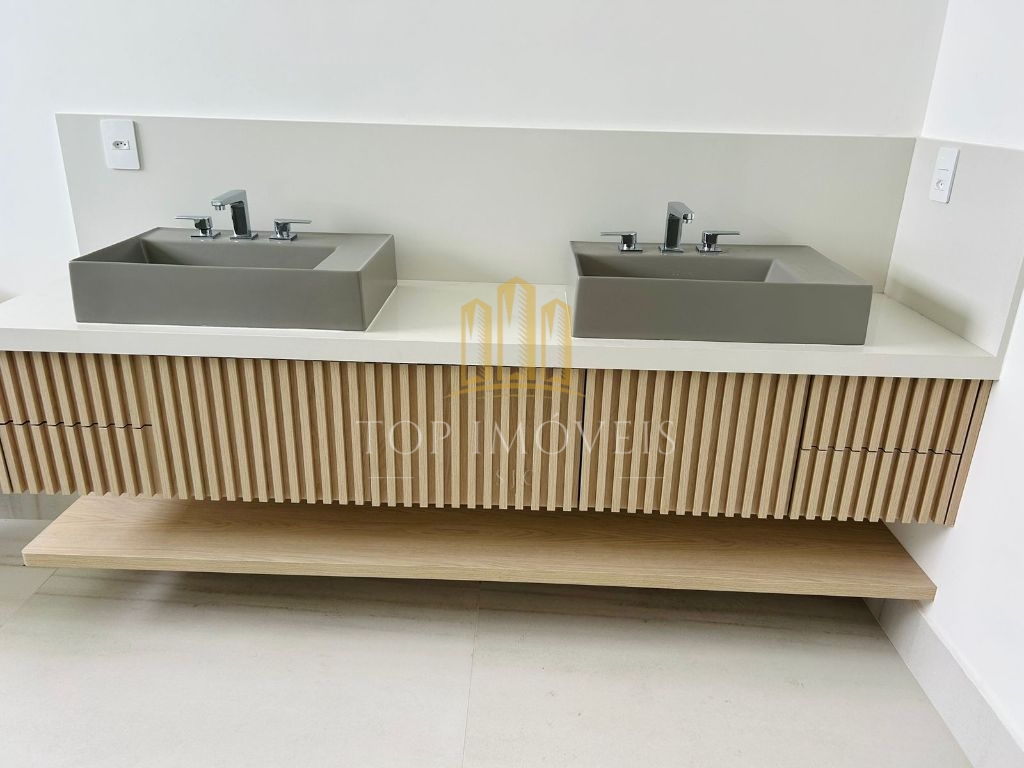 Casa térrea, quatro suítes, closet, quatro vagas cobertas, piscina e espaço gourmet.