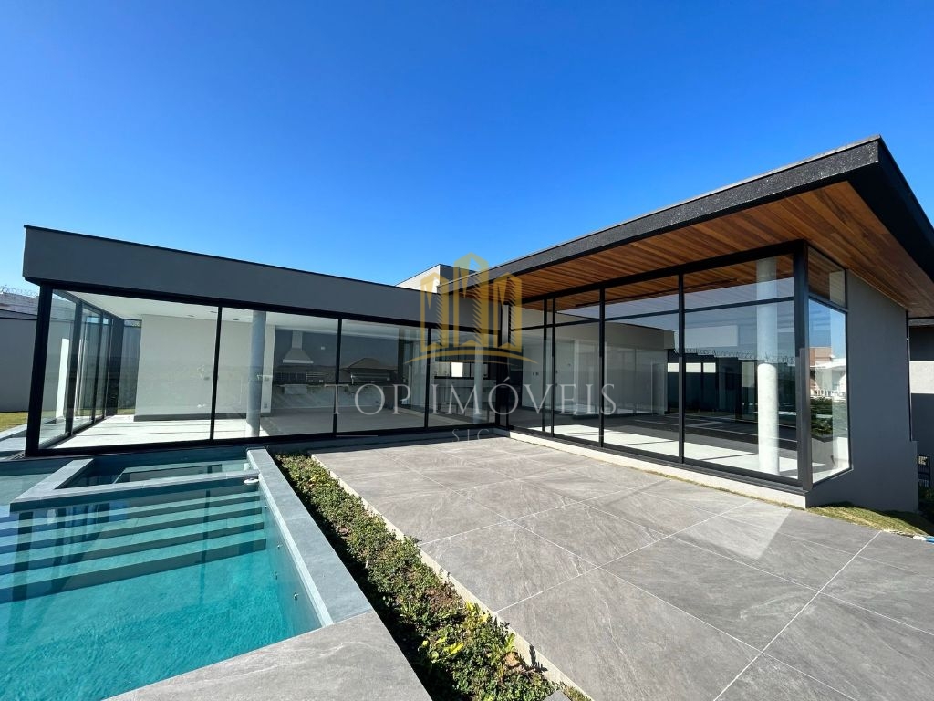 Casa térrea, quatro suítes, closet, quatro vagas cobertas, piscina e espaço gourmet.
