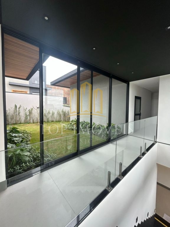 Casa térrea, quatro suítes, closet, quatro vagas cobertas, piscina e espaço gourmet.