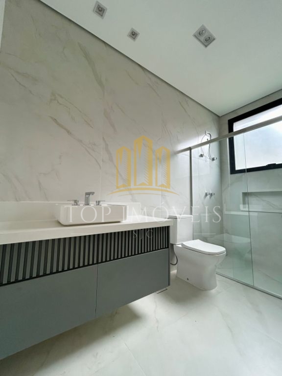 Casa térrea, quatro suítes, closet, quatro vagas cobertas, piscina e espaço gourmet.