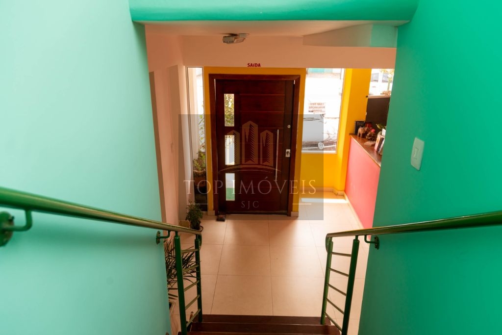 Prédio comercial na Avenida Heitor Villa Lobos