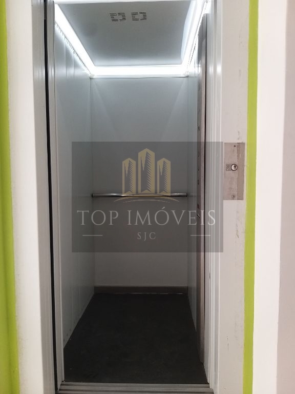 Prédio comercial na Avenida Heitor Villa Lobos