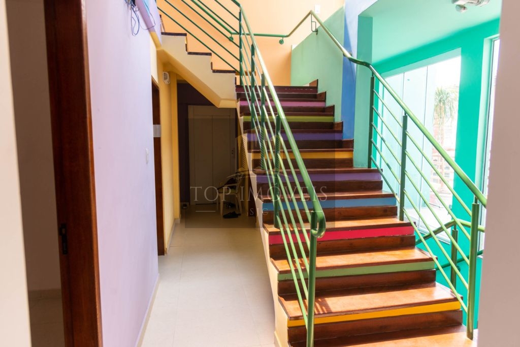 Prédio comercial na Avenida Heitor Villa Lobos