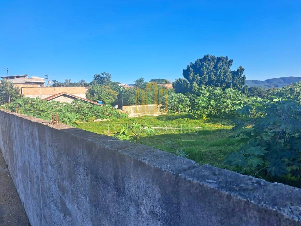 Terreno de 1641m², parte plano e parte com declive com 29m de frente e murada.