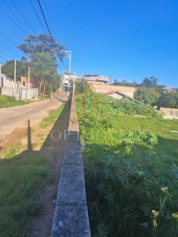 Terreno de 1641m², parte plano e parte com declive com 29m de frente e murada.