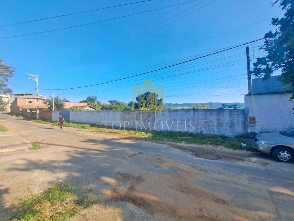 Terreno de 1641m², parte plano e parte com declive com 29m de frente e murada.