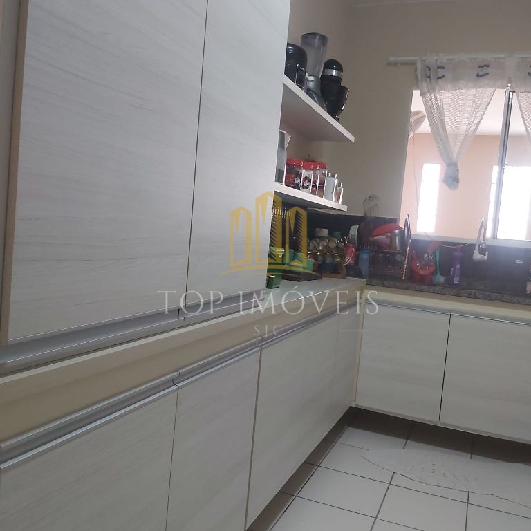 Casa térrea, tres dormitórios, suíte, duas vagas, condomínio fechado, piscina