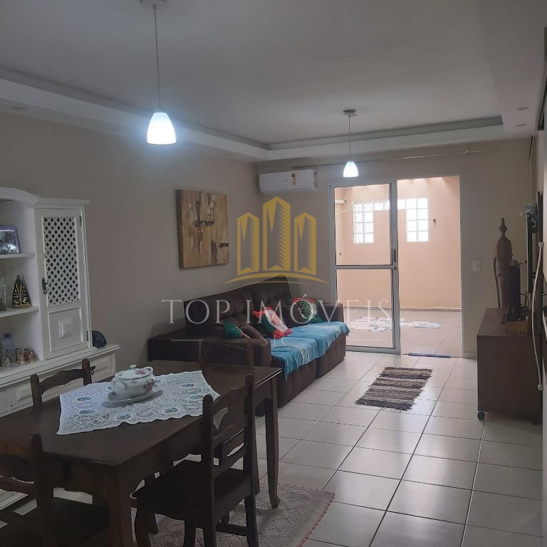 Casa térrea, tres dormitórios, suíte, duas vagas, condomínio fechado, piscina