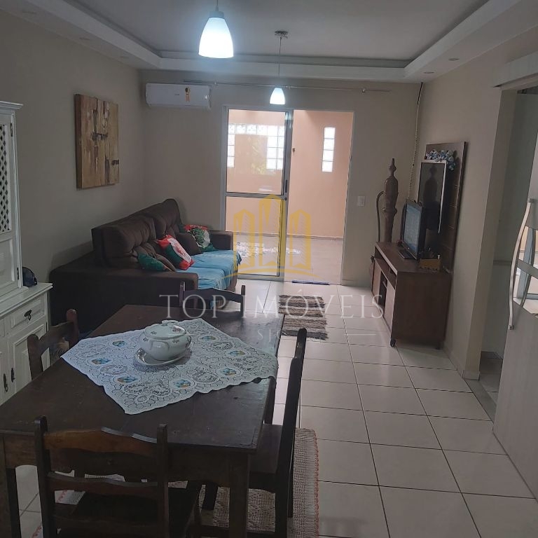 Casa térrea, tres dormitórios, suíte, duas vagas, condomínio fechado, piscina