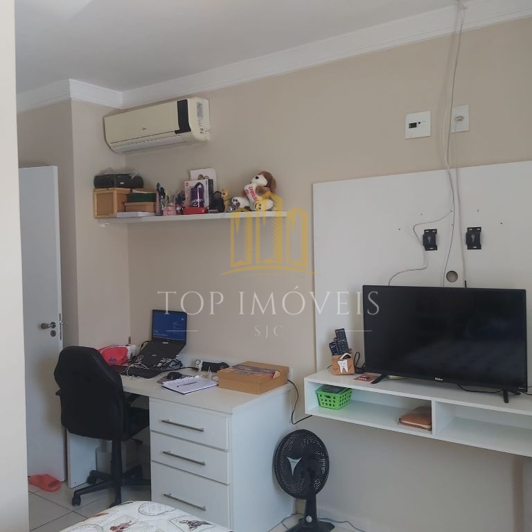 Casa térrea, tres dormitórios, suíte, duas vagas, condomínio fechado, piscina