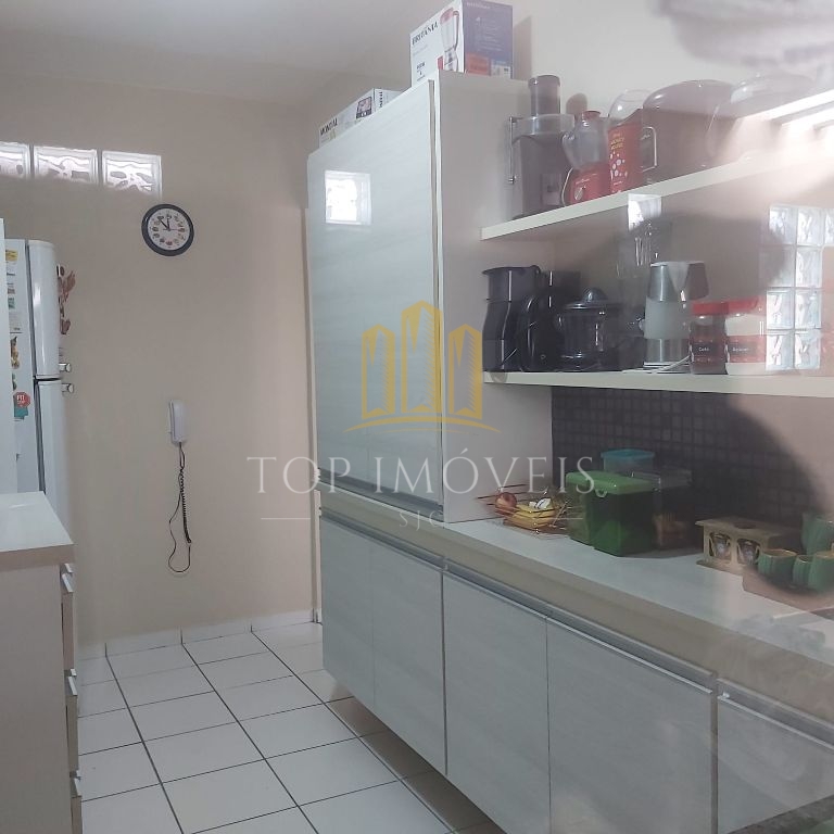 Casa térrea, tres dormitórios, suíte, duas vagas, condomínio fechado, piscina