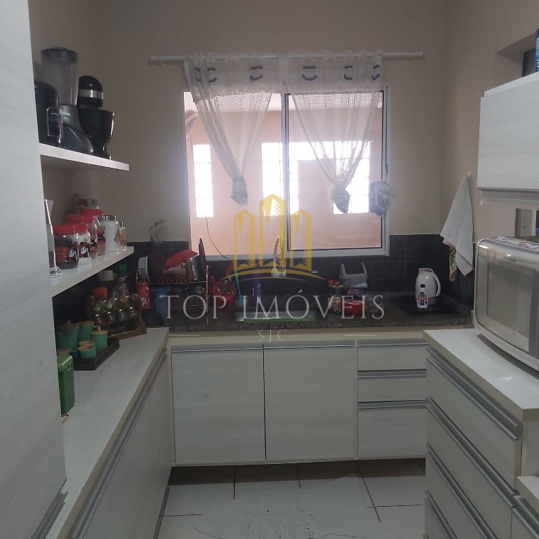 Casa térrea, tres dormitórios, suíte, duas vagas, condomínio fechado, piscina