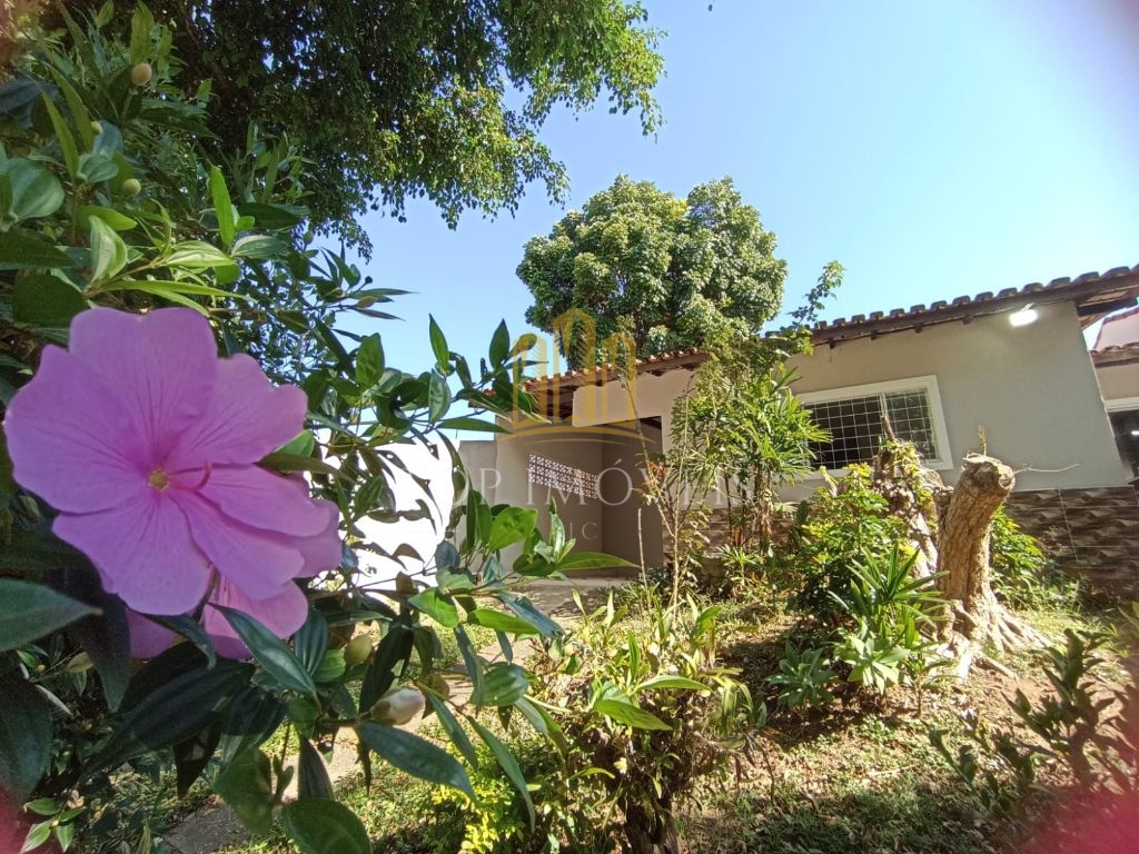 Linda Casa Totalmente Reformada, em um Bairro charmoso e tranquilo muito arborizado pra quem quer viver em meio a natureza e sofisticação.