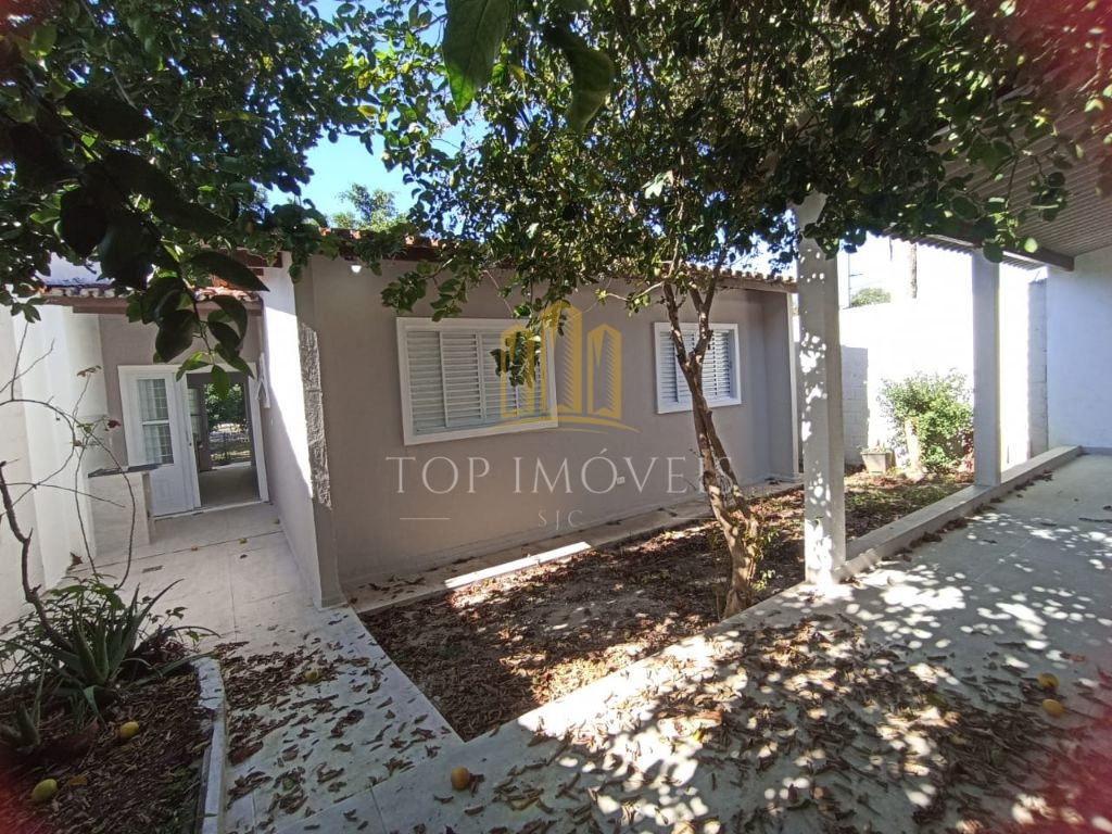 Linda Casa Totalmente Reformada, em um Bairro charmoso e tranquilo muito arborizado pra quem quer viver em meio a natureza e sofisticação.