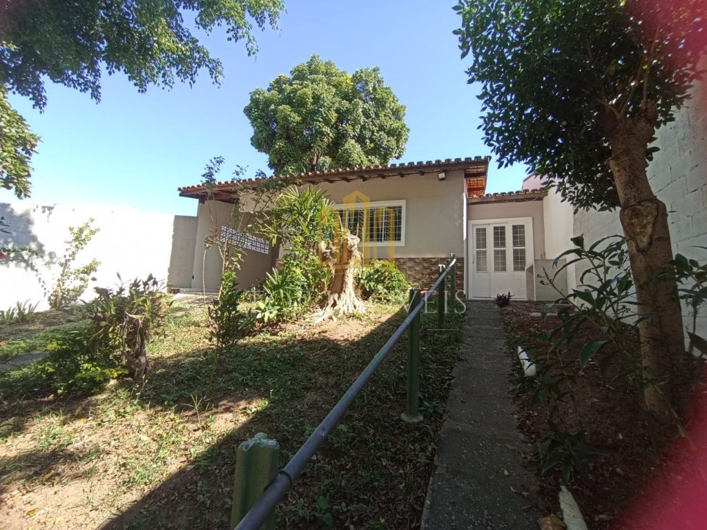 Linda Casa Totalmente Reformada, em um Bairro charmoso e tranquilo muito arborizado pra quem quer viver em meio a natureza e sofisticação.