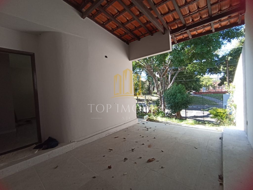 Linda Casa Totalmente Reformada, em um Bairro charmoso e tranquilo muito arborizado pra quem quer viver em meio a natureza e sofisticação.