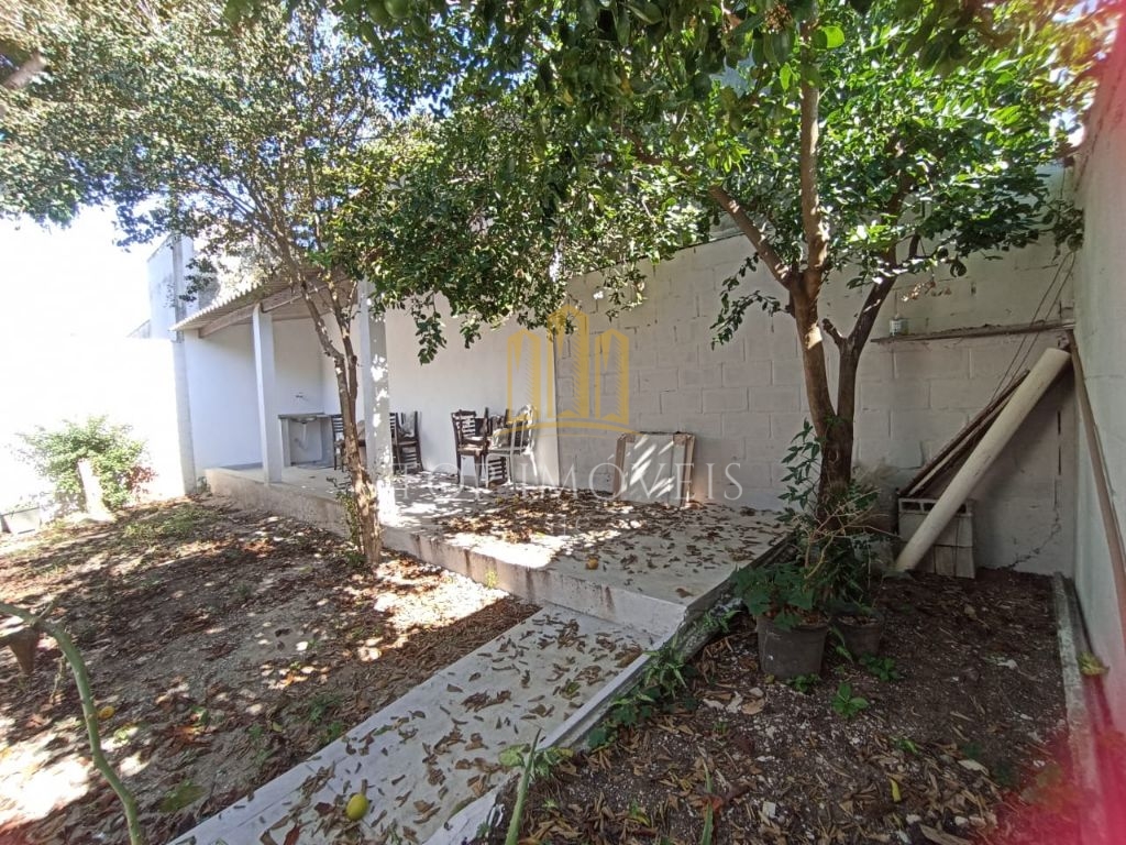 Linda Casa Totalmente Reformada, em um Bairro charmoso e tranquilo muito arborizado pra quem quer viver em meio a natureza e sofisticação.